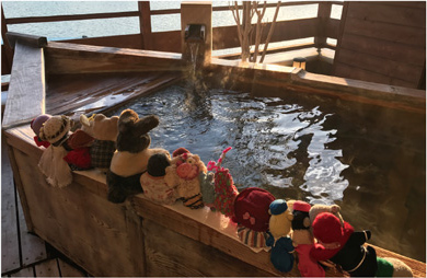 地元の湯で心地よい旅の疲れを癒すぬいぐるみ御一行